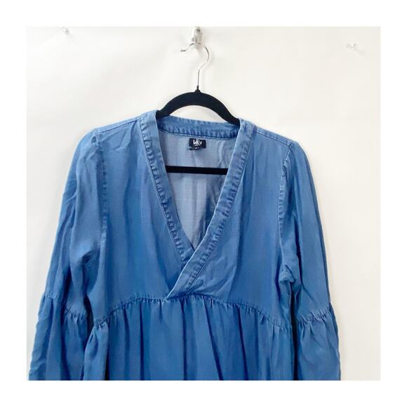2/$30 Lee Chambray Babydoll Peplum Top Size M Women Blue V-Neck Tencel Blouse - Picture 4 of 10